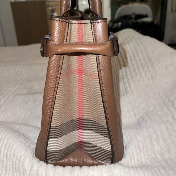 Burberry House Check Derby Leather Small Banner Tote in Tan - Picture 2 of 8